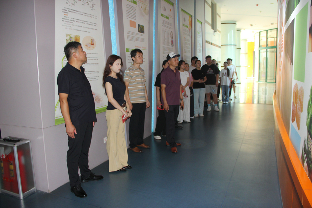20250819情系職工子女  助力夢想啟航——潔晶集團舉行職工子女高考獎學(xué)金發(fā)放儀式5_1
